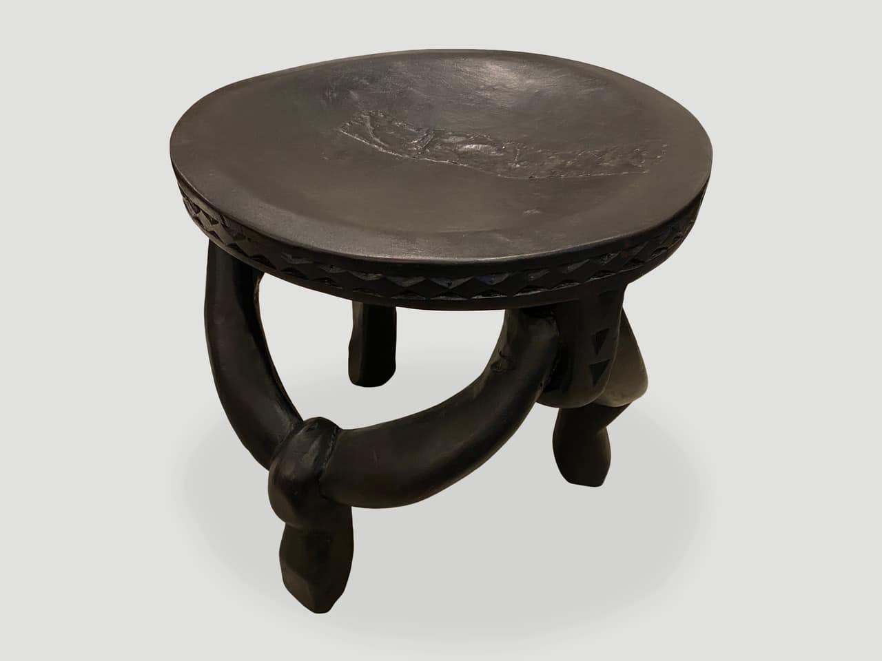 TANZANIAN ANTIQUE SCULPTURAL SIDE TABLE OR STOOL.