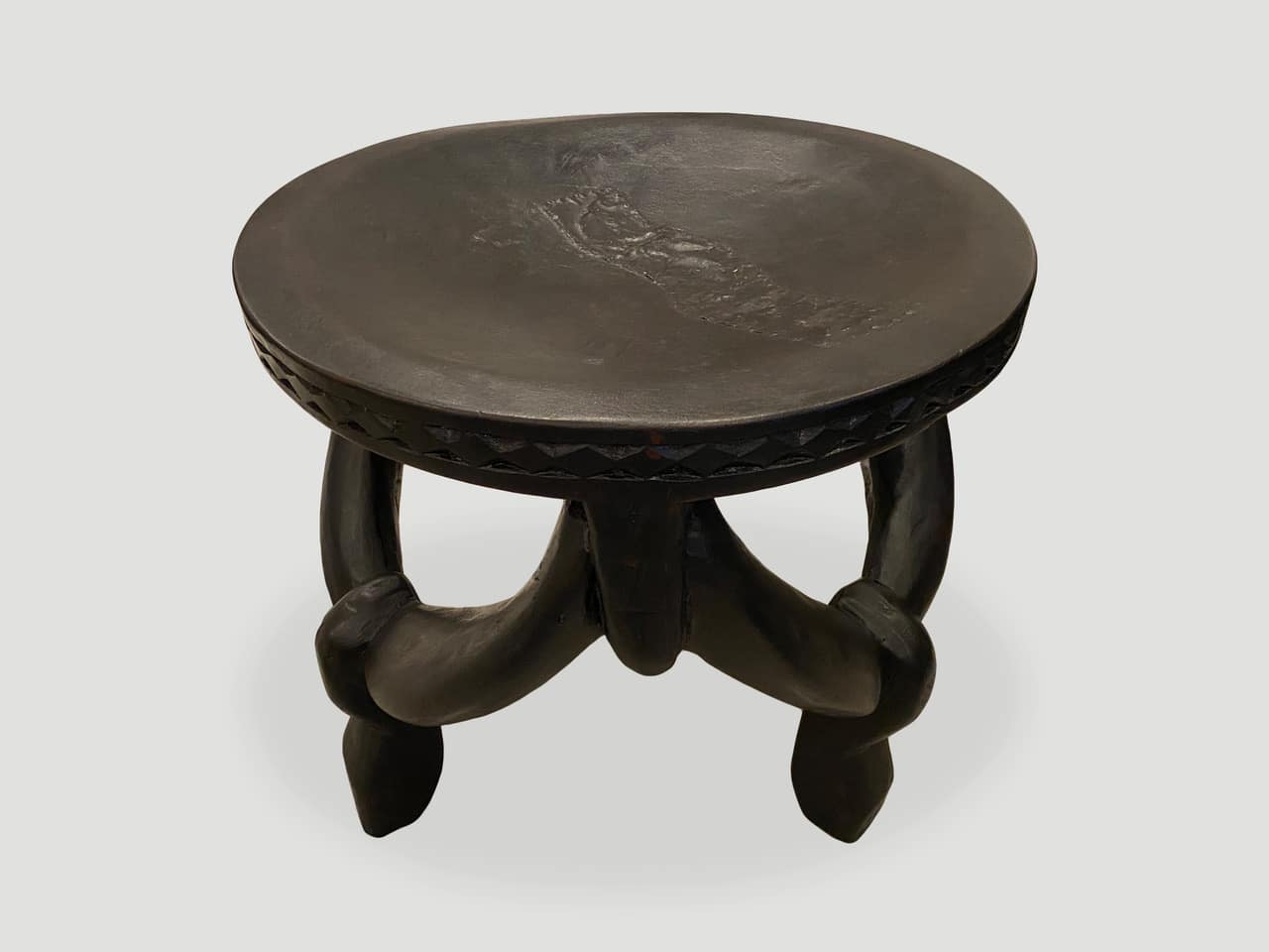 TANZANIAN ANTIQUE SCULPTURAL SIDE TABLE OR STOOL.
