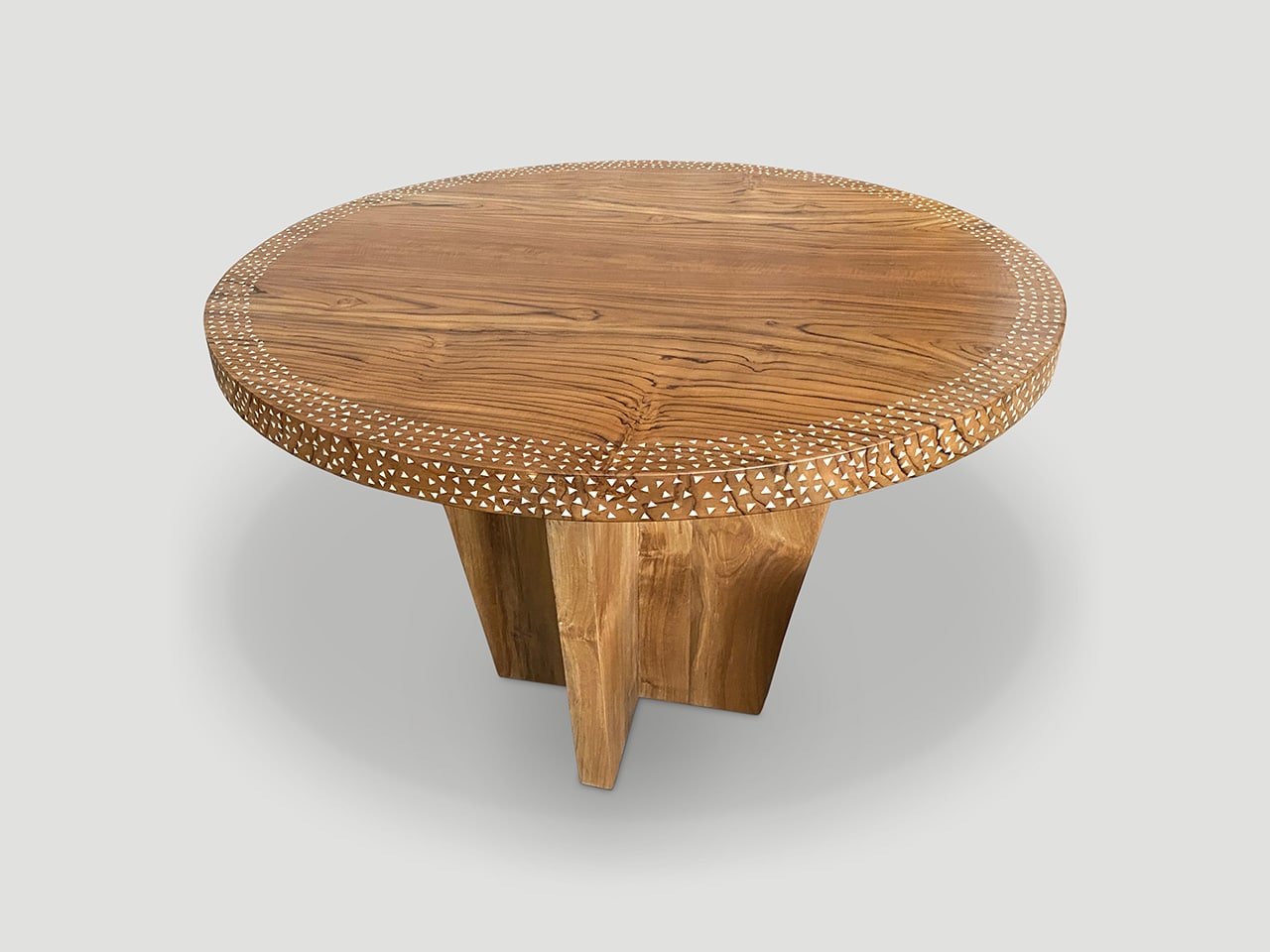 ROUND SHELL INLAID DINING TABLE OR ENTRANCE TABLE.