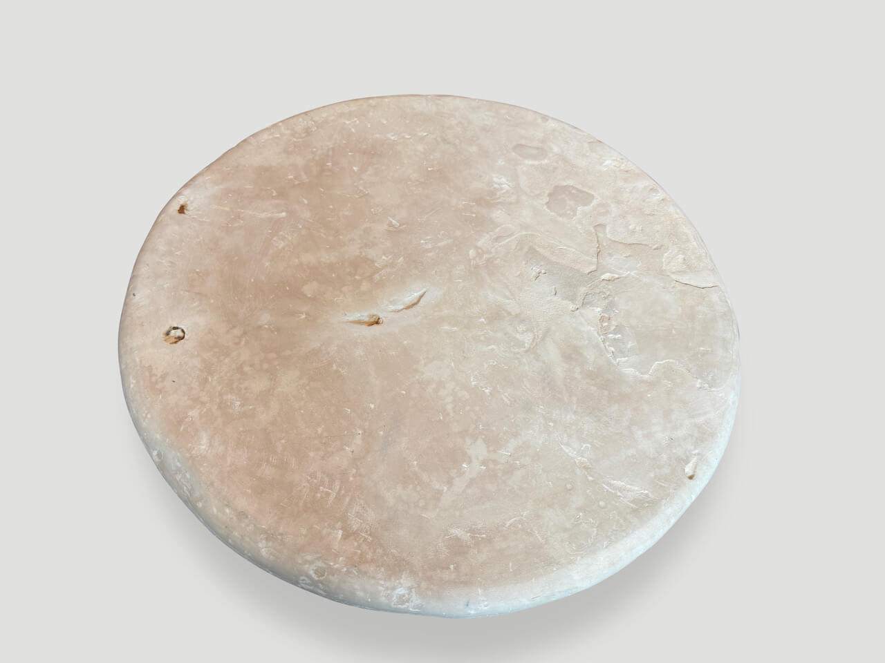 MINIMALIST ROUND STONE TABLE.