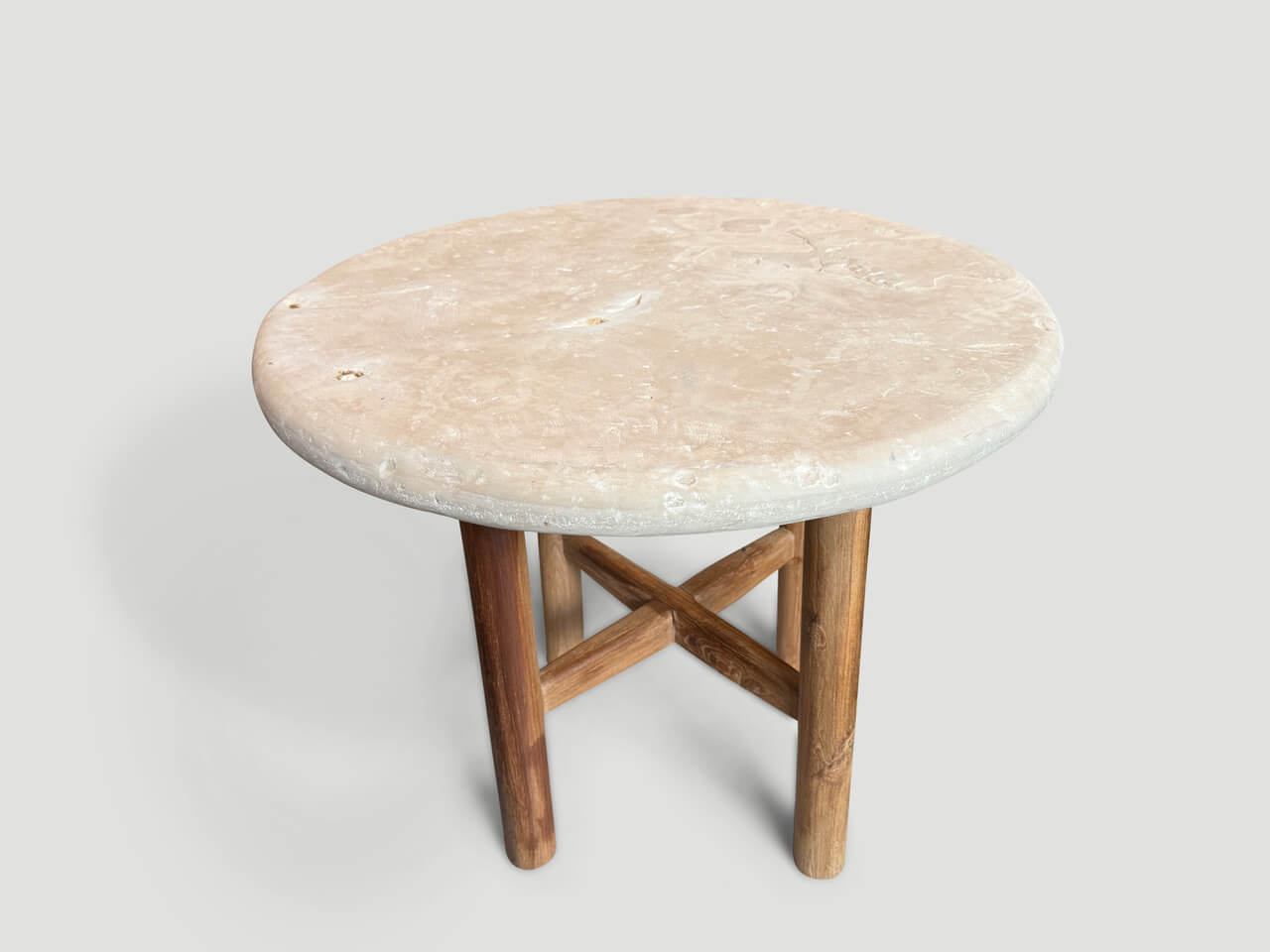 MINIMALIST ROUND STONE TABLE.